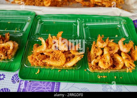 Knusprige Shrimps beim Streetfood Stockfoto