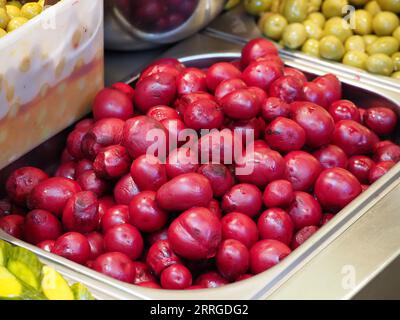 Eingelegte israelische Auberginen in roten Rüben Stockfoto