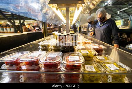 220518 -- TORONTO, 18. Mai 2022 -- Kunden kaufen am 18. Mai 2022 auf einem Markt in Toronto, Kanada ein. Die kanadischen Verbraucherpreise stiegen im April im Jahresvergleich um 6,8 Prozent, ein leichter Anstieg von 6,7 Prozent im März, teilte Statistics Canada am Mittwoch mit. Foto von /Xinhua CANADA-TORONTO-VERBRAUCHERPREISE-STEIGENDE ZouxZheng PUBLICATIONxNOTxINxCHN Stockfoto