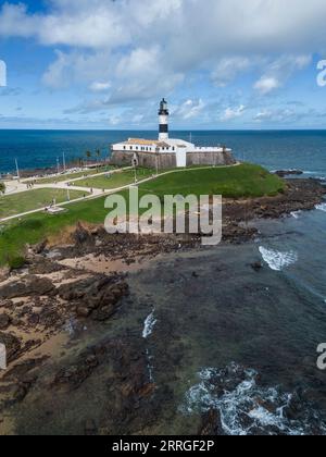 Wunderschöner Blick auf den historischen Leuchtturm und die Festung am Meer Stockfoto