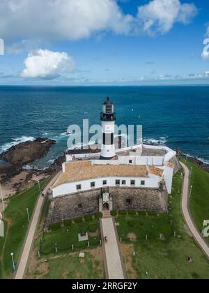 Wunderschöner Blick auf den historischen Leuchtturm und die Festung am Meer Stockfoto