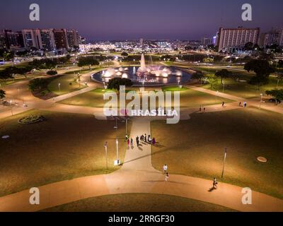 Wunderschöner Blick auf den Wasserbrunnen im öffentlichen Garten Stockfoto