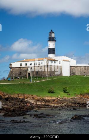 Wunderschöner Blick auf den historischen Leuchtturm und die Festung am Meer Stockfoto