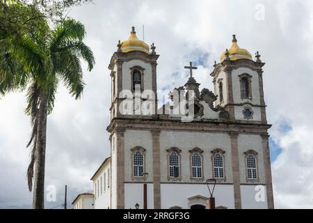 Wunderschöner Blick auf das historische Gebäude der Bonfim-Kirche in Salvador Stockfoto