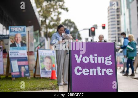 220521 -- SYDNEY, 21. Mai 2022 -- Foto aufgenommen am 21. Mai 2022 zeigt ein Wahlzentrum der australischen Bundestagswahlen 2022 in Sydney, Australien. Die australischen Bundestagswahlen begannen am Samstagmorgen im ganzen Land, wo entweder die Koalition oder die Labor-Partei in einem Wettbewerb in der Nähe eine Mehrheit gewinnen müssen. BaixXuefei PUBLICATIONxNOTxINxCHN Stockfoto