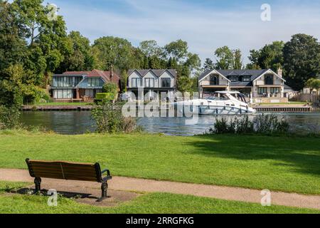 Blick auf die Themse und Luxushäuser von Runnymede Pleasure Grounds an einem sonnigen Morgen, Surrey, England, Großbritannien Stockfoto