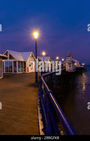 Der Eastbourne Pier wurde im September in Eastbourne, East Sussex, Großbritannien, beleuchtet Stockfoto