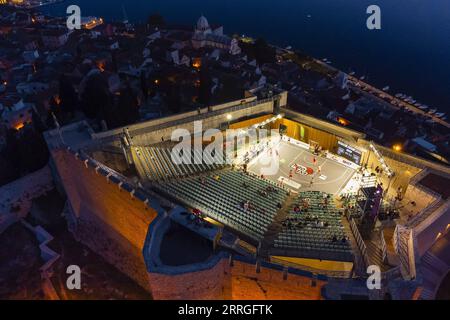 220521 -- ZAGREB, 21. Mai 2022 -- Luftaufnahme vom 20. Mai 2022 zeigt einen Blick auf den Basketballplatz während der Pro 3x3 Croatia Tour im Rahmen des FIBA 3x3 Turniers in St. Michaels Festung in Sibenik, Kroatien. Milan Sabic/PIXSELL Via Xinhua SPCROATIA-ZAGREB-BASKETBALL-COURT LixXuejun PUBLICATIONxNOTxINxCHN Stockfoto