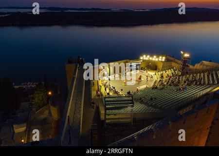 220521 -- ZAGREB, 21. Mai 2022 -- Luftaufnahme vom 20. Mai 2022 zeigt einen Blick auf den Basketballplatz während der Pro 3x3 Croatia Tour im Rahmen des FIBA 3x3 Turniers in St. Michaels Festung in Sibenik, Kroatien. Milan Sabic/PIXSELL Via Xinhua SPCROATIA-ZAGREB-BASKETBALL-COURT LixXuejun PUBLICATIONxNOTxINxCHN Stockfoto