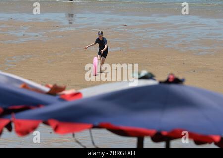 220521 -- PATTAYA, 21. Mai 2022 -- Ein Tourist wird am Strand in Pattaya in der Provinz Chonburi, Thailand, 20. Mai 2022 gesehen. Foto von /Xinhua THAILAND-PATTAYA-BEACH-TOURISM RachenxSageamsak PUBLICATIONxNOTxINxCHN Stockfoto