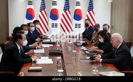 220521 -- SEOUL, 21. Mai 2022 -- der südkoreanische Präsident Yoon Suk-yeol 1st L und US-Präsident Joe Biden 1st R halten ihre ersten Gipfelgespräche in Seoul, Südkorea, am 21. Mai 2022 ab. /Handout über Xinhua SÜDKOREA-SEOUL-US-PRÄSIDENT-TALKS NEWSIS PUBLICATIONxNOTxINxCHN Stockfoto