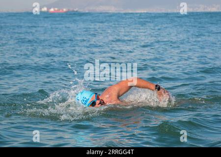 220522 -- KAPSTADT, 22. Mai 2022 -- der südafrikanische Mann Howard Warrington schwimmt am 21. Mai 2022 im Meer von Robben Island bis zur Küste in Kapstadt, Südafrika. Der südafrikanische Mann Howard Warrington absolvierte am Samstagmorgen seine 100. Seereise von der berühmten Robben Island zum Ufer in Kapstadt, um Gelder für die Cape of Good Hope SPCA Society for the Prevention of Cruelty to Animals, eine Tierschutzorganisation, zu sammeln. Foto von /Xinhua SPSOUTH AFRIKA-KAPSTADT-MEER ÜBERQUERUNG FranciscoxScarbar PUBLICATIONxNOTxINxCHN Stockfoto