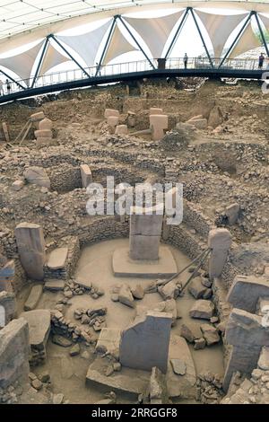 220522 -- ANKARA, 22. Mai 2022 -- Reliquien sind auf der archäologischen Stätte Gobekli Tepe in der Provinz Sanliurfa im Südosten der Türkei, 21. Mai 2022, zu sehen. Gobekli Tepe, das 2018 in die UNESCO-Liste des Weltkulturerbes aufgenommen wurde, ist ein beliebtes kulturelles Ziel in der Türkei. Die Stätte, die auf etwa 12.000 Jahre zurückgeht, ist auch eine der ältesten archäologischen Ruinen der Welt, mit massiven geschnitzten Steinen und T-förmigen Säulen, die vor der Ankunft der Landwirtschaft entstanden sind. Foto von /Xinhua TURKEY-SANLIURFA-WORLD HERITAGE-GOBEKLI TEPE MustafaxKaya PUBLICATIONxNOTxINxCHN Stockfoto