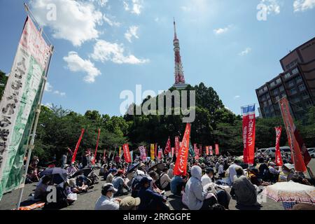 220522 -- TOKIO, 22. Mai 2022 -- Demonstranten treffen sich am 22. Mai 2022 im Shiba Park in Tokio, Japan. US-Präsident Joe Biden traf am Sonntag in Japan ein, als etwa 750 Demonstranten gegen den geplanten US-japanischen Gipfel und den Gipfel des Quadrilateralen Sicherheitsdialogs The Quad auf die Straße gingen. JAPAN-TOKIO-USA PROTEST des PRÄSIDENTEN ZhangxXiaoyu PUBLICATIONxNOTxINxCHN Stockfoto