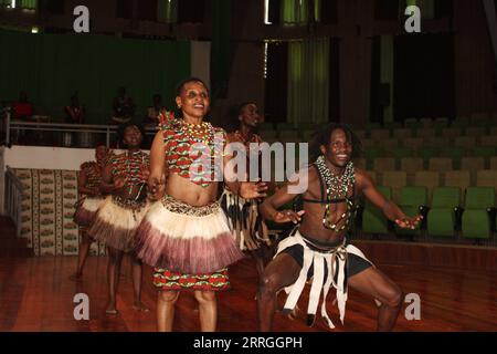 220522 -- NAIROBI, 22. Mai 2022 -- Tänzerinnen führen am 20. Mai 2022 einen traditionellen Tanz im Bomas of Kenya in Nairobi, Kenia, auf. DAZU KOMMT: Kenias Kulturdorf inspiriert Jugendliche, sich den Gewohnheiten der Vorfahren anzuschließen Foto von /Xinhua KENYA-NAIROBI-CULTURAL VILLAGE-BOMAS OF KENYA ChrispinusxOmar PUBLICATIONxNOTxINxCHN Stockfoto