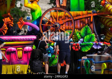 220522 -- VALLETTA, 22. Mai 2022 -- Ein kleines Mädchen sitzt auf einem Karnevalswagen beim Malta Karneval in Valletta, Malta, am 22. Mai 2022. Der Karneval in Malta mit Floatparade fand von Freitag bis Sonntag statt. Die traditionellen Karnevalsfeste in diesem Jahr, die ursprünglich im Februar geplant waren, wurden aufgrund der COVID-19-Pandemie auf Mai verschoben. Foto von /Xinhua MALTA-VALLETTA-CARNIVAL JonathanxBorg PUBLICATIONxNOTxINxCHN Stockfoto