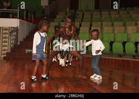 220522 -- NAIROBI, 22. Mai 2022 -- Eine Tänzerin führt Kinder am 20. Mai 2022 zum Tanzen im Bomas of Kenya in Nairobi, Kenia. DAZU KOMMT: Kenias Kulturdorf inspiriert Jugendliche, sich den Gewohnheiten der Vorfahren anzuschließen Foto von /Xinhua KENYA-NAIROBI-CULTURAL VILLAGE-BOMAS OF KENYA ChrispinusxOmar PUBLICATIONxNOTxINxCHN Stockfoto
