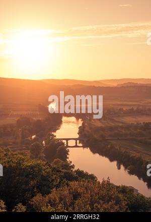 Sonnenuntergang über der Brücke Cénac-et-Saint-Julien über den Fluss Dordogne und das Tal in der Region Nouvelle-Aquitaine in Frankreich Stockfoto