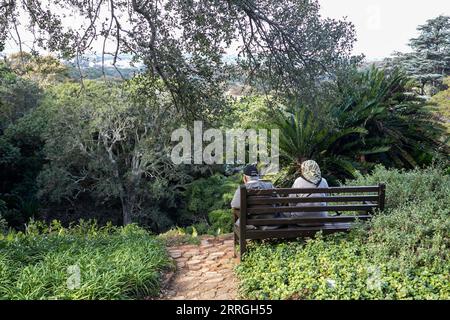 220522 -- KAPSTADT, 22. Mai 2022 -- Besucher sitzen am 22. Mai 2022 auf einer Bank im Kirstenbosch National Botanical Garden in Kapstadt, Südafrika. ZUM Interview: Südafrika, das reich an biologischer Vielfalt ist, China hat viel zu teilen in diesem Sektor: Naturschützer SÜDAFRIKA-KAPSTADT-BIODIVERSITÄT LyuxTianran PUBLICATIONxNOTxINxCHN Stockfoto