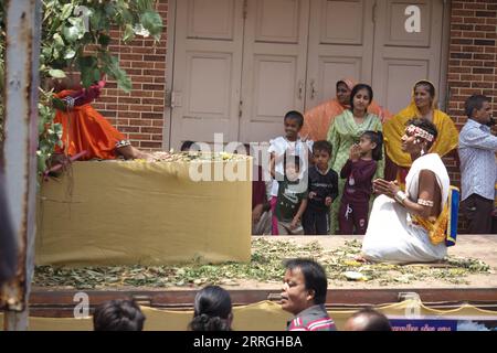 Rajkot, Indien. September 2023. Seitenansicht von Lord Krishna Tableaux mit seinen Devotees in der Prozession von Janmashtami in der Nähe des Sadar-Basars Rajkot. Quelle: Nasirchan/Alamy Live News Stockfoto