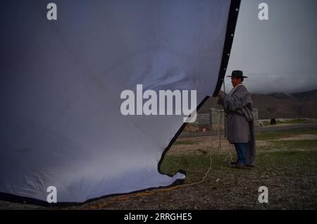 220523 -- DAMXUNG, 23. Mai 2022 -- Lodro richtet den Bildschirm in Barling Village, Damxung County of Lhasa, südwestchinesische Autonome Region Tibet, 20. Mai 2022 ein. Lodro lebt im Damxung County in Lhasa und ist ein ländlicher Filmprojektor von gemeinnützigen Open-Air-Kinos. Seit 1985 reist Lodro in fast 200 Dörfer auf den Graslandschaften des nördlichen Tibets. Für das Publikum in abgelegenen Gebieten hat Lodro immer wieder Filmvorführungen durchgeführt, die Leinwand und Stereoanlage eingerichtet, den Generator und den Projektor überprüft und Probleme behoben, die Projektion vorbereitet usw. Die Stockfoto