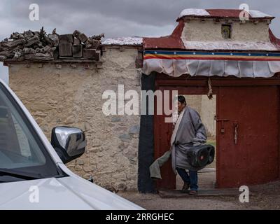 220523 -- DAMXUNG, 23. Mai 2022 -- Lodro bereitet sich für Filmprojektionen im Dorf Latog, Damxung County of Lhasa, im Südwesten Chinas, Tibet Autonomous Region, am 20. Mai 2022 vor. Lodro lebt im Damxung County in Lhasa und ist ein ländlicher Filmprojektor von gemeinnützigen Open-Air-Kinos. Seit 1985 reist Lodro in fast 200 Dörfer auf den Graslandschaften des nördlichen Tibets. Für das Publikum in abgelegenen Gebieten hat Lodro immer wieder Filmvorführungen durchgeführt, die Leinwand und Stereoanlage eingerichtet, den Generator und den Projektor überprüft und Probleme behoben, die Projektion vorbereitet usw. Stockfoto