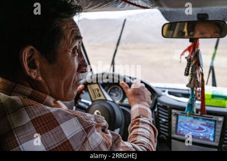 220523 -- DAMXUNG, 23. Mai 2022 -- Lodro reist zum Projekt eines Films in Barling Village, Damxung County of Lhasa, südwestchinesische Autonome Region Tibet, 20. Mai 2022. Lodro lebt im Damxung County in Lhasa und ist ein ländlicher Filmprojektor von gemeinnützigen Open-Air-Kinos. Seit 1985 reist Lodro in fast 200 Dörfer auf den Graslandschaften des nördlichen Tibets. Für das Publikum in abgelegenen Gebieten hat Lodro immer wieder Filmvorführungen durchgeführt, die Leinwand und Stereoanlage eingerichtet, den Generator und den Projektor überprüft und Probleme behoben, die Projektion vorbereitet usw. Stockfoto