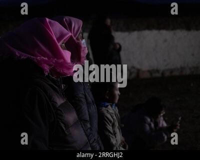 220523 -- DAMXUNG, 23. Mai 2022 -- Dorfbewohner schauen sich einen Film in einem Open-Air-Kino in Barling Village, Damxung County of Lhasa, Südwestchinas Autonome Region Tibet, 20. Mai 2022 an. Lodro lebt im Damxung County in Lhasa und ist ein ländlicher Filmprojektor von gemeinnützigen Open-Air-Kinos. Seit 1985 reist Lodro in fast 200 Dörfer auf den Graslandschaften des nördlichen Tibets. Für das Publikum in abgelegenen Gegenden hat Lodro immer wieder Filmvorführungen durchgeführt, die Leinwand und Stereoanlage eingerichtet, den Generator und den Projektor überprüft und Probleme behoben und die Projektion vorbereitet haben Stockfoto