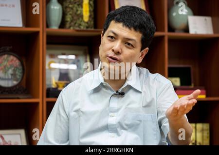 220523 -- KOTA KINABALU, 23. Mai 2022 -- Oh EI Sun, Chefberater des Pacific Research Center in Malaysia, spricht während eines Interviews mit Xinhua in Kota Kinabalu, Sabah, Malaysia, 18. Mai 2022. China werde weiterhin eine wichtige Rolle bei der Förderung der globalen wirtschaftlichen Erholung spielen, indem es seine Widerstandsfähigkeit, sein Engagement für den Multilateralismus und die Förderung des freien Handels vorantreibt, sagte ein malaysischer Analyst. ZUM Interview: Chinas wirtschaftliche Resilienz als Schlüssel zur Förderung der globalen Erholung, sagt der malaysische Analyst MALAYSIA-INTERVIEW-ANALYST-CHINA S ECONOMY ZhuxWei PUBLICATIONxNOTxINxCHN Stockfoto