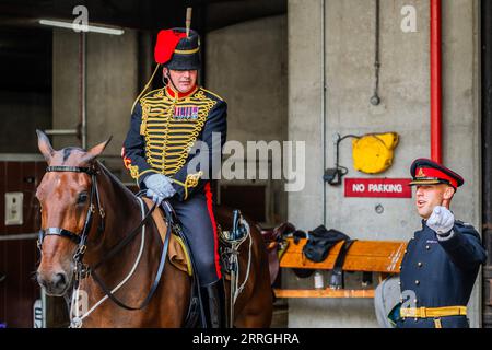 London, Großbritannien. September 2023. Der Befehlsoffizier von Thge gibt seine letzten Anweisungen – die königliche Truppe der Royal Horse Artillery trifft die letzten Vorbereitungen in den Kasernen von Wellington, bevor sie den ersten Jahrestag der Thronbesteigung seiner Majestät des Königs begehen. Sie werden später einen 41er-Rundkanonen-Salute aus 6 Geschützen im Hyde Park abfeuern. Guy Bell/Alamy Live News Stockfoto