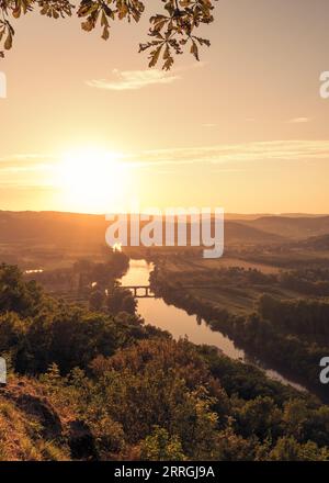 Sonnenuntergang über der Brücke Cénac-et-Saint-Julien über den Fluss Dordogne und das Tal in der Region Nouvelle-Aquitaine in Frankreich Stockfoto