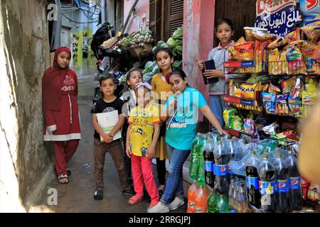 220524 -- BEIRUT, 24. Mai 2022 -- Kinder posieren für ein Foto in einer Gasse im Mar Elias Flüchtlingscamp in Beirut, Libanon, 23. Mai 2022. LIBANON-BEIRUT-FLÜCHTLINGSLAGER-KINDER-LEBEN LIUXZONGYA PUBLICATIONXNOTXINXCHN Stockfoto