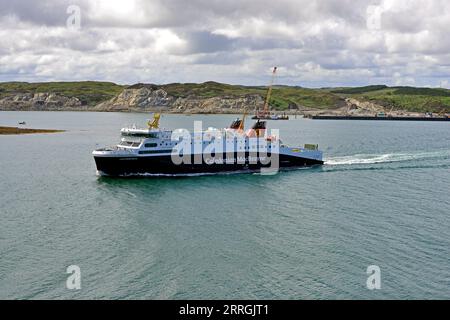 Die Caledonian MacBrayne Passenger/RoRo Cargo Ferry 'Loch Seaforth fährt von der Stornoway Isle of Lewis nach Ullapool auf dem schottischen Festland. Stockfoto