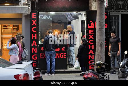 220524 -- BEIRUT, 24. Mai 2022 -- am 24. Mai 2022 warten die Leute auf den Geldwechsel in einem Devisenbüro in Beirut, Libanon. Das libanesische Pfund sank am Dienstag auf ein neues historisches Tiefstniveau auf dem Parallelmarkt, während das Land eine beispiellose Finanzkrise hatte, berichteten lokale Medien. LIBANON-BEIRUT-WÄHRUNG-WECHSELKURS-RECORD LOW LIUXZONGYA PUBLICATIONXNOTXINXCHN Stockfoto