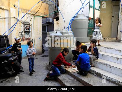 220524 -- BEIRUT, 24. Mai 2022 -- Kinder spielen im Mar Elias Flüchtlingscamp in Beirut, Libanon, 23. Mai 2022. LIBANON-BEIRUT-FLÜCHTLINGSLAGER-KINDER-LEBEN LIUXZONGYA PUBLICATIONXNOTXINXCHN Stockfoto