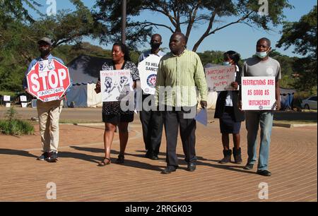 220524 -- HARARE, 24. Mai 2022 -- Mitglieder der Anti-Sanktionen-Lobbygruppe Broad Alliance Against Sanctions protestieren gegen die Verhängung von Sanktionen vor der US-Botschaft in Harare, Simbabwe, am 24. Mai 2022. Die Anti-Sanktionen-Lobbygruppe Broad Alliance Against Sanctions BAAS überreichte am Dienstag Briefe an die amerikanische Botschaft in Simbabwe, in denen afroamerikanische Kongressmitglieder eingeladen wurden, das Land zu besuchen und die negativen Auswirkungen der von den USA verhängten Sanktionen zu beobachten. SIMBABWE-HARARE-PROTEST-ANTI-SANKTIONEN ZhangxYuliang PUBLICATIONxNOTxINxCHN Stockfoto