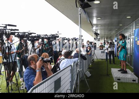 220525 -- MADRID, 25. Mai 2022 -- Real Madrids Marcelo R reagiert während eines Interviews nach einem Training in Madrid, Spanien am 24. Mai 2022, vor dem Endspiel der UEFA Chamiopns League gegen Liverpool. Foto von /Xinhua SPSPAIN-MADRID-REAL MADRID-TRAINING GustavoxValiente PUBLICATIONxNOTxINxCHN Stockfoto