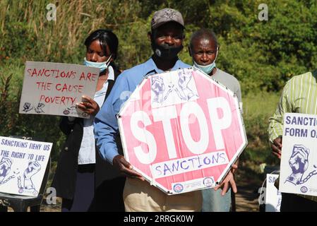 220524 -- HARARE, 24. Mai 2022 -- Mitglieder der Anti-Sanktionen-Lobbygruppe Broad Alliance Against Sanctions protestieren gegen die Verhängung von Sanktionen vor der US-Botschaft in Harare, Simbabwe, am 24. Mai 2022. Die Anti-Sanktionen-Lobbygruppe Broad Alliance Against Sanctions BAAS überreichte am Dienstag Briefe an die amerikanische Botschaft in Simbabwe, in denen afroamerikanische Kongressmitglieder eingeladen wurden, das Land zu besuchen und die negativen Auswirkungen der von den USA verhängten Sanktionen zu beobachten. SIMBABWE-HARARE-PROTEST-ANTI-SANKTIONEN ZhangxYuliang PUBLICATIONxNOTxINxCHN Stockfoto