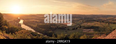 Panoramablick auf den Sonnenuntergang über dem Fluss Dordogne und dem Tal in der Region Nouvelle-Aquitaine in Frankreich Stockfoto