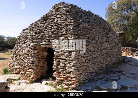 Stone borie (Hütte) im Dorf Bories bei Gordes, Provence, Frankreich Stockfoto