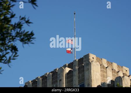 220525 -- HOUSTON, 25. Mai 2022 -- Foto aufgenommen am 24. Mai 2022 zeigt die Flaggen von Halb-Mitarbeitern auf dem Gebäude des Texas Department of Transportation in Austin, Texas, USA. Mindestens 19 Kinder und zwei Erwachsene wurden bei einer Schießerei in der Robb Elementary School in Uvalde, Texas, am Dienstag getötet. Fotos von /Xinhua U.S.-TEXAS-MASSENSCHIESSEN BoxLee PUBLICATIONxNOTxINxCHN Stockfoto