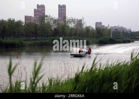 220525 -- CANGZHOU, 25. Mai 2022 -- Mitarbeiter reinigen den Wasserlauf des Canal Grande in der Stadt Cangzhou, nordchinesische Provinz Hebei, 24. Mai 2022. CHINA-HEBEI-CANGZHOU-GRAND CANAL-LANDSCHAFT CN LUOXXUEFENG PUBLICATIONXNOTXINXCHN Stockfoto