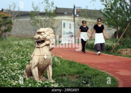 220525 -- CANGZHOU, 25. Mai 2022 -- Bürger genießen die Landschaft entlang des Canal Grande in der Stadt Cangzhou, nordchinesische Provinz Hebei, 24. Mai 2022. CHINA-HEBEI-CANGZHOU-GRAND CANAL-LANDSCHAFT CN LUOXXUEFENG PUBLICATIONXNOTXINXCHN Stockfoto