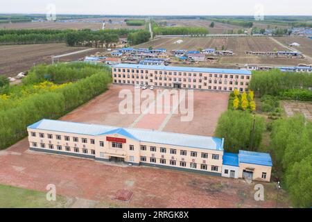 220525 -- HARBIN, 25. Mai 2022 -- Luftaufnahme aufgenommen am 24. Mai 2022 zeigt einen Blick auf die zentrale Grundschule der Stadt Renmin in der Stadt Anda in der nordöstlichen chinesischen Provinz Heilongjiang. Die Musikklasse der Grundschule wurde im April 2019 gegründet. Lehrer der Klasse passen die Texte beliebter Lieder so an, dass sie für Kinder zum Singen geeignet sind, und unterrichten sie dann während der Mittagspause oder der Club-Aktivität. Die Chor-Videos der Kinder wurden auf kurzen Videoplattformen veröffentlicht, die von vielen Netizens beliebt waren und über 1 Million Fans verdienten. Mit der zunehmenden Popularität hat die Musikklasse G Stockfoto