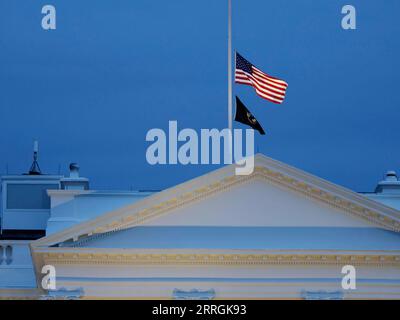 220525 -- WASHINGTON, 25. Mai 2022 -- die Flagge der USA fliegt am 24. Mai 2022 auf halbem Stab auf dem Weißen Haus in Washington, D.C., den Vereinigten Staaten. Mindestens 19 Kinder und zwei Erwachsene wurden bei einer Schießerei in der Robb Elementary School in Uvalde, Texas, am Dienstag getötet. Foto von /Xinhua U.S.-WASHINGTON, D.C.-TEXAS-MASSENSCHIESSEN TingxShen PUBLICATIONxNOTxINxCHN Stockfoto