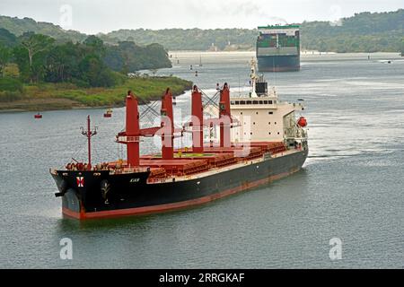 Der Bulk Carrier Kian wird auf dem Gatun Lake gesehen, während er den Panamakanal von West nach Ost durchquert. Der Container Ship Ever Forward wird verfolgt. Stockfoto