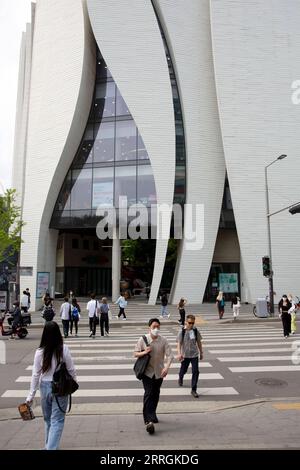 220525 -- SEOUL, 25. Mai 2022 -- Menschen gehen auf einer Straße in Seoul, Südkorea, 25. Mai 2022. Südkorea meldete 23.956 neue COVID-19-Fälle zum Mitternachtsdienstag im Vergleich zu vor 24 Stunden und erhöhte die Gesamtzahl der Infektionen auf 18.017.923, sagten die Gesundheitsbehörden am Mittwoch. SÜDKOREA-SEOUL-COVID-19-FÄLLE WangxYiliang PUBLICATIONxNOTxINxCHN Stockfoto