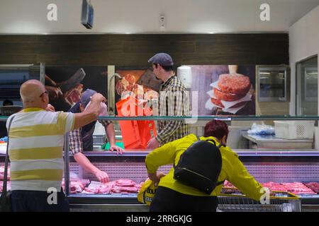 220525 -- MOSTA, 25. Mai 2022 -- Leute kaufen in einem Supermarkt in Mosta, Malta, 25. Mai 2022. Die steigenden Lebensmittelpreise und die Kosten für die Instandhaltung von Häusern haben Maltas jährliche Inflation im April auf ein Rekordhoch getrieben, sagte das nationale Statistische Amt am Dienstag. Foto von /Xinhua MALTA-ECONOMY-INFLATION JonathanxBorg PUBLICATIONxNOTxINxCHN Stockfoto