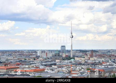 220526 -- BERLIN, 26. Mai 2022 -- Foto aufgenommen am 25. Mai 2022 zeigt einen Blick auf Berlin, Hauptstadt Deutschlands. DEUTSCHLAND-BERLIN-LANDSCHAFT RenxPengfei PUBLICATIONxNOTxINxCHN Stockfoto