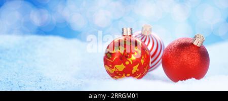 Weihnachtskarte für Ihre Glückwünsche. Weihnachtskugeln für dein Design. Weihnachtsdekoration in Weihnachtsbeleuchtung. 3D-Rendering. Stockfoto